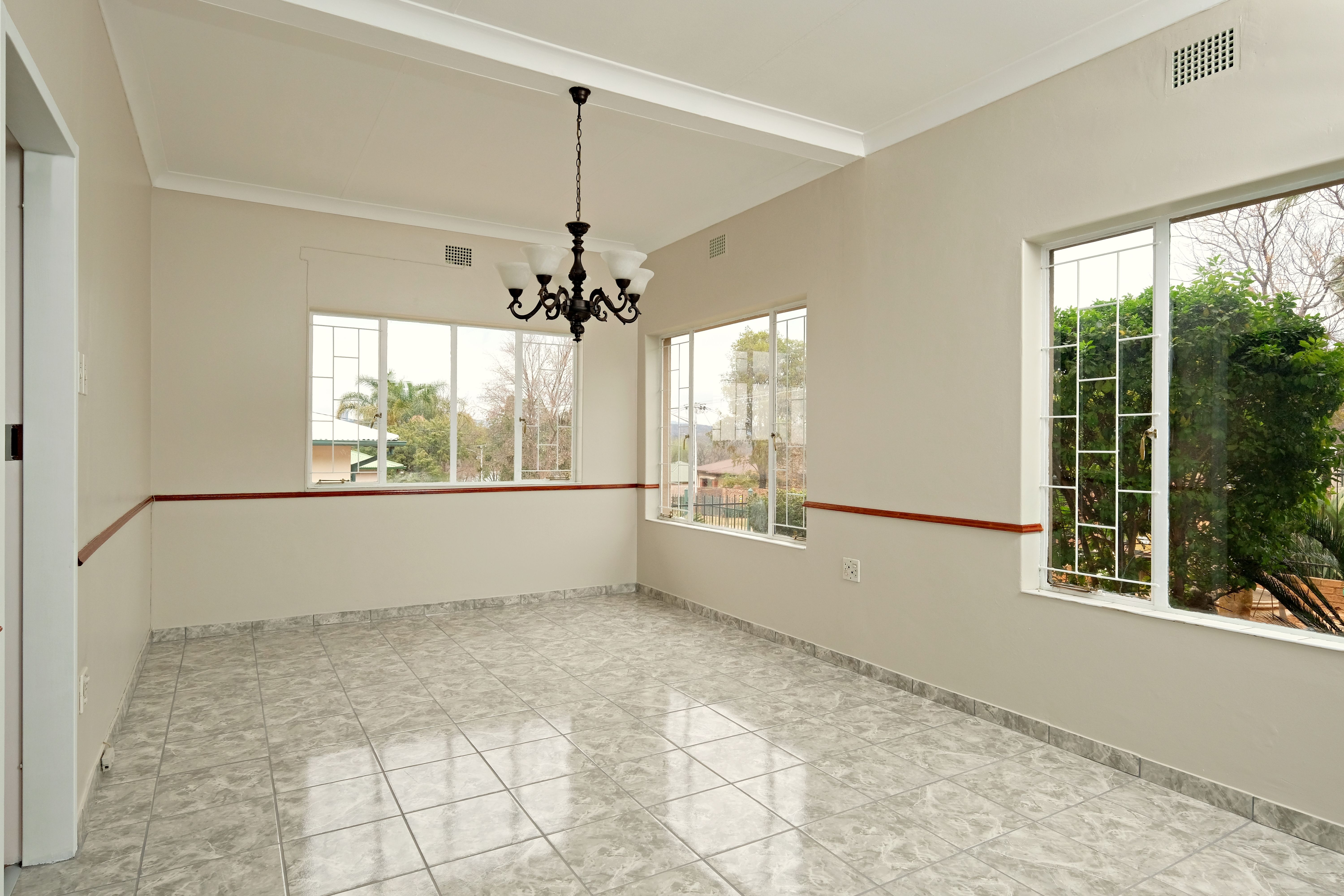 Original empty room, Pexels 20025667, photographed by Alexander F Ungerer